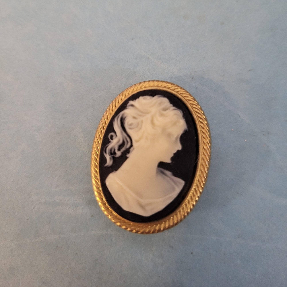 Vintage Black and White Cameo Button Covers 5pc -1167-1500